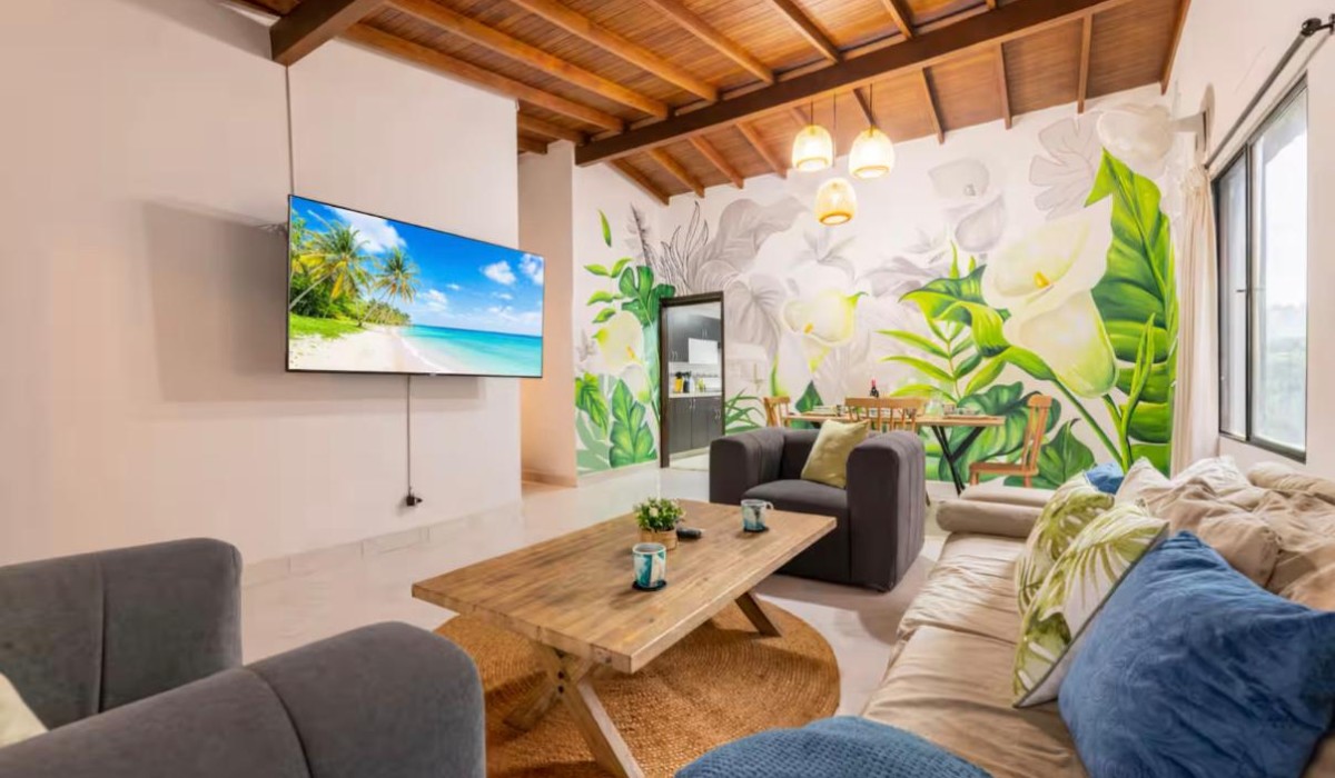 Penthouse apt. A/C, Gym near Lleras & Provenza